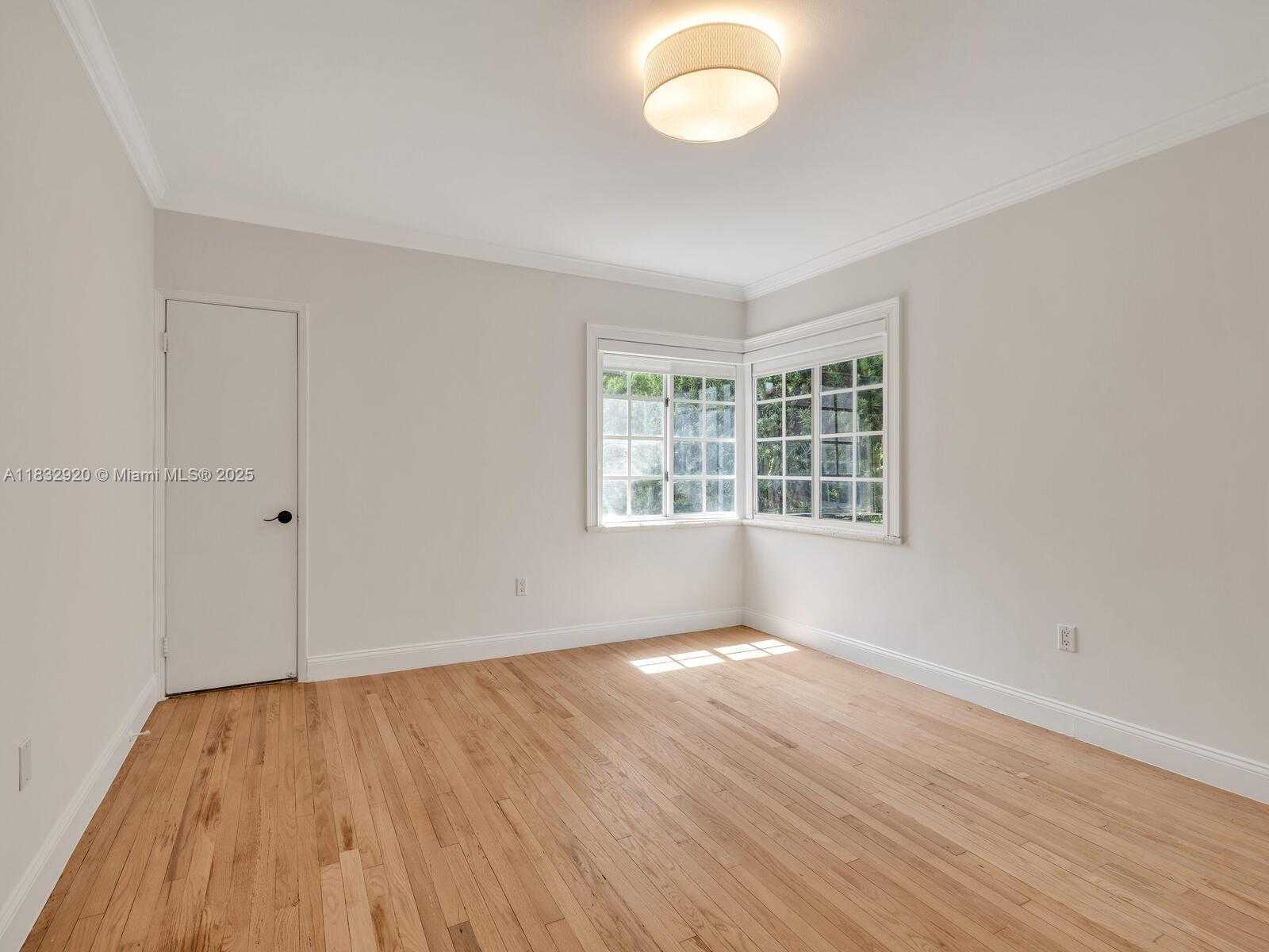 Small Image of 9033 CARLYLE AVE, Surfside Number 23