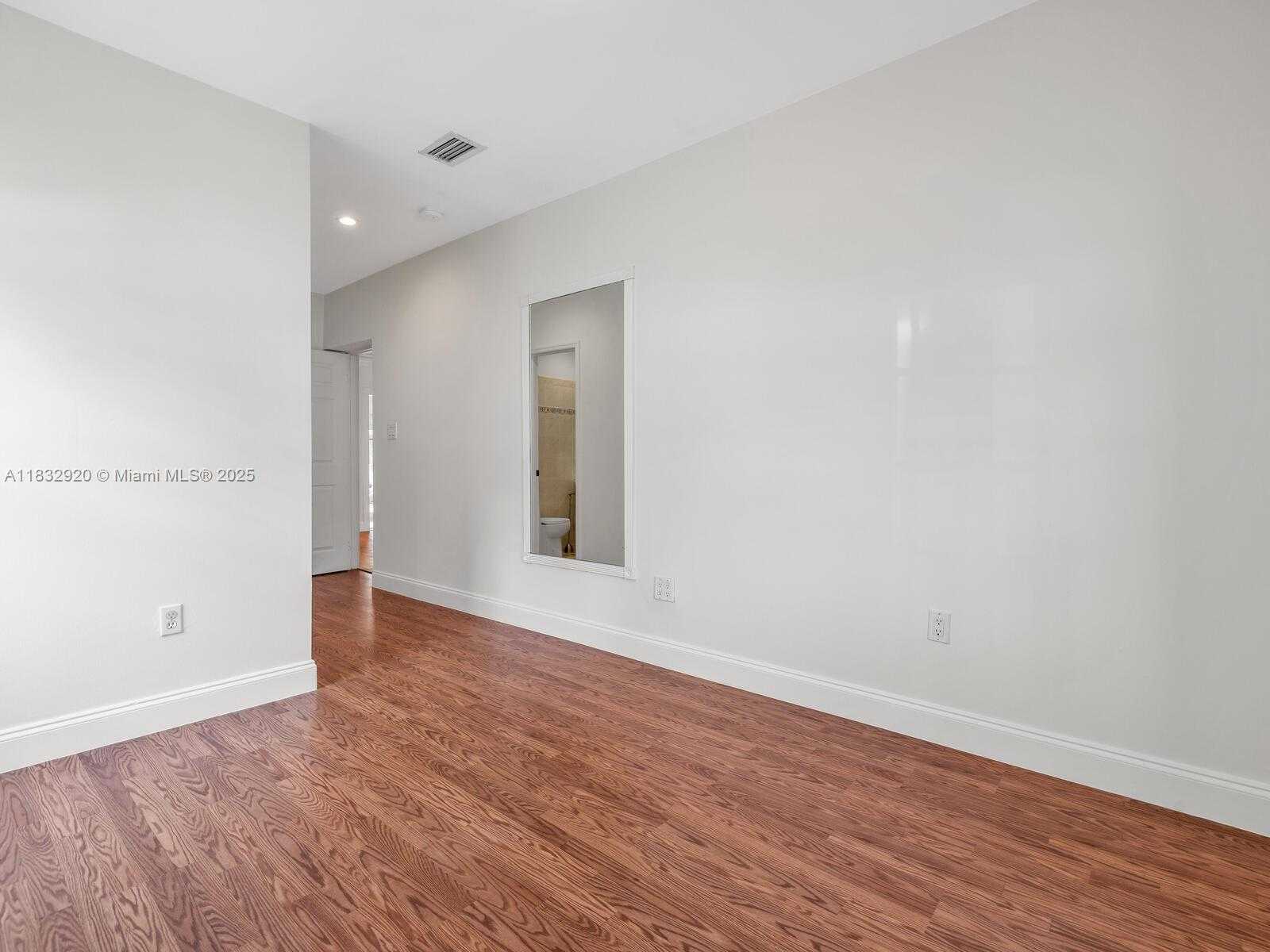 Small Image of 9033 CARLYLE AVE, Surfside Number 27