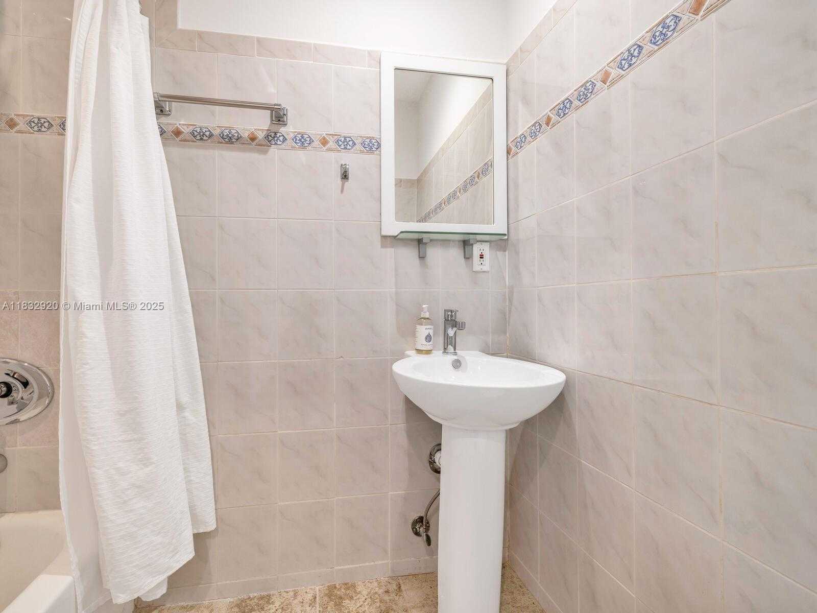 Small Image of 9033 CARLYLE AVE, Surfside Number 28