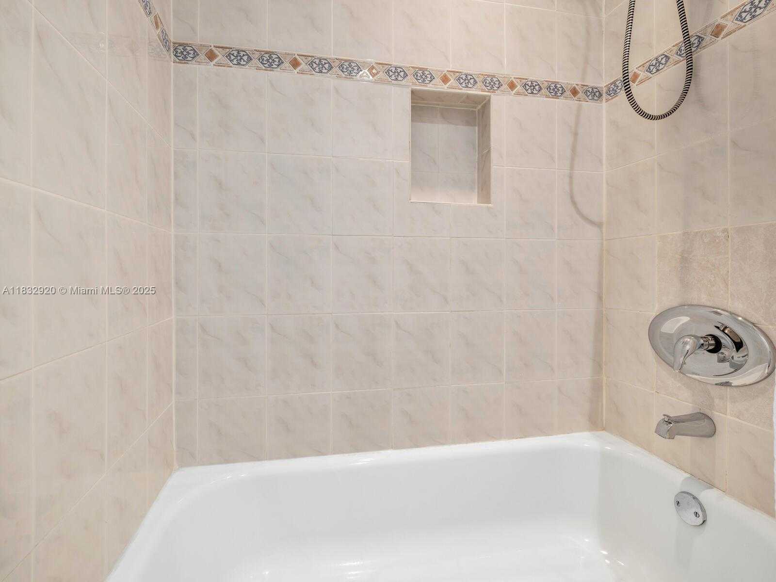 Small Image of 9033 CARLYLE AVE, Surfside Number 29