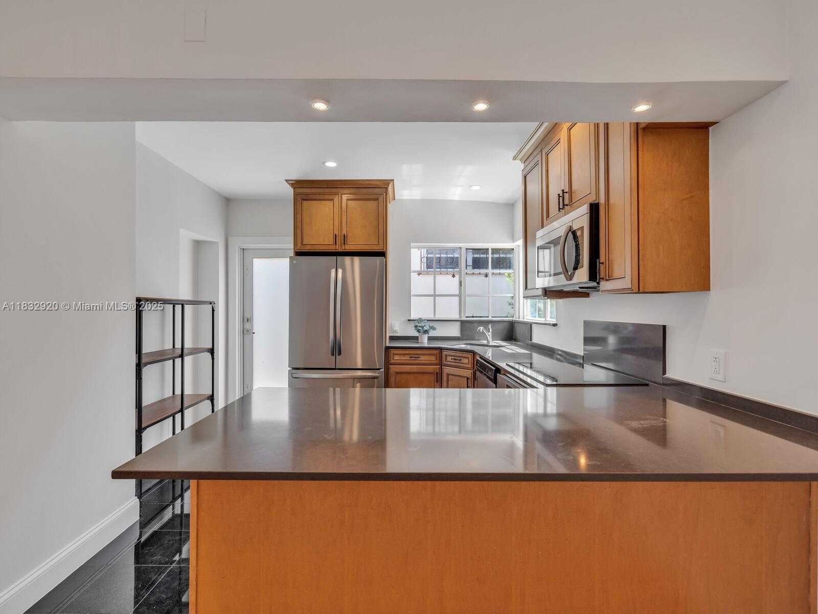 Small Image of 9033 CARLYLE AVE, Surfside Number 3