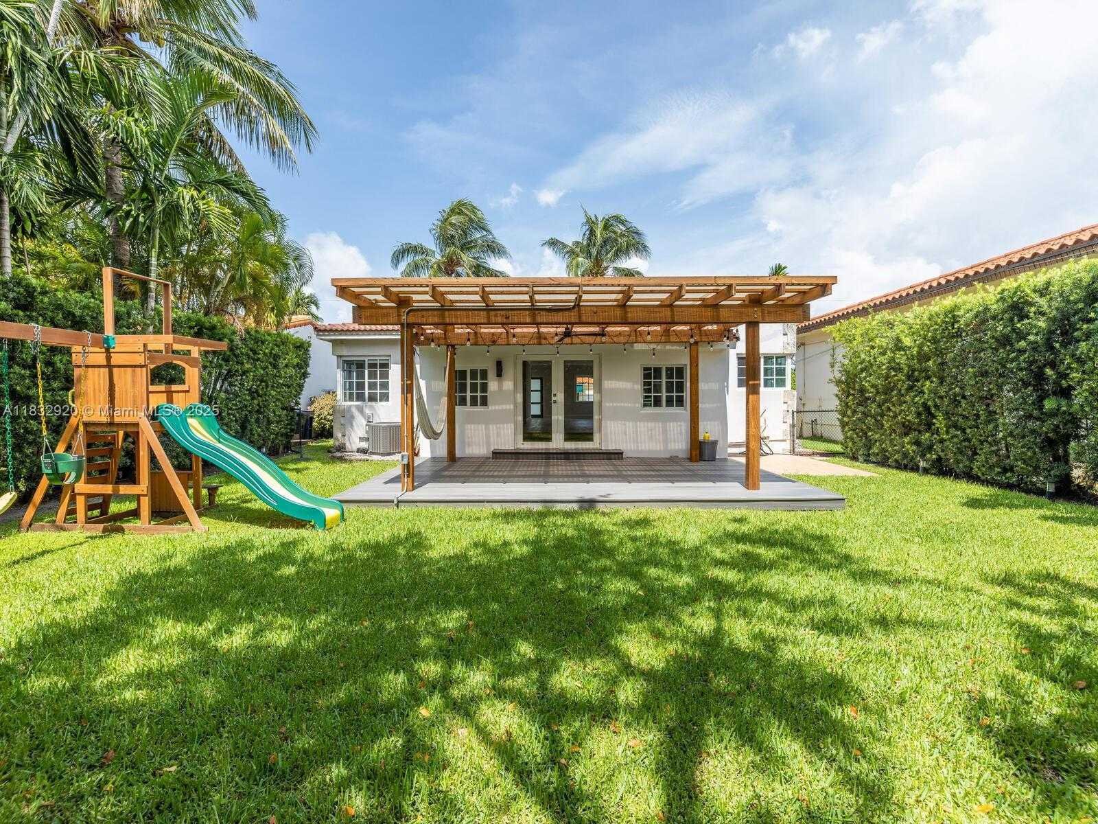 Small Image of 9033 CARLYLE AVE, Surfside Number 34