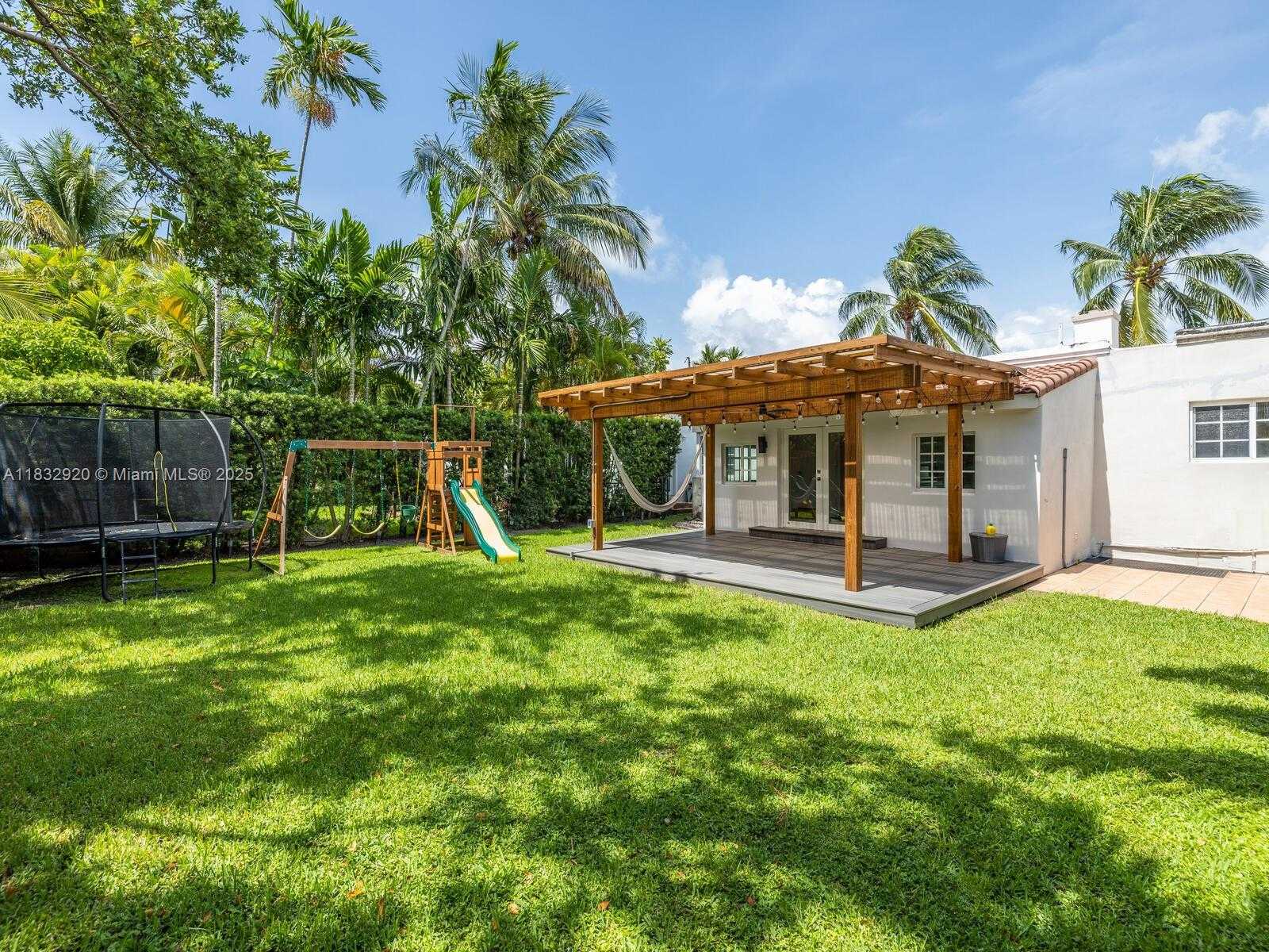 Small Image of 9033 CARLYLE AVE, Surfside Number 35
