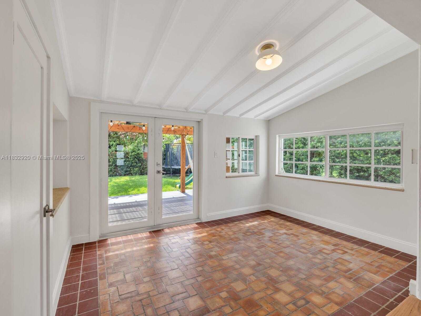Small Image of 9033 CARLYLE AVE, Surfside Number 4