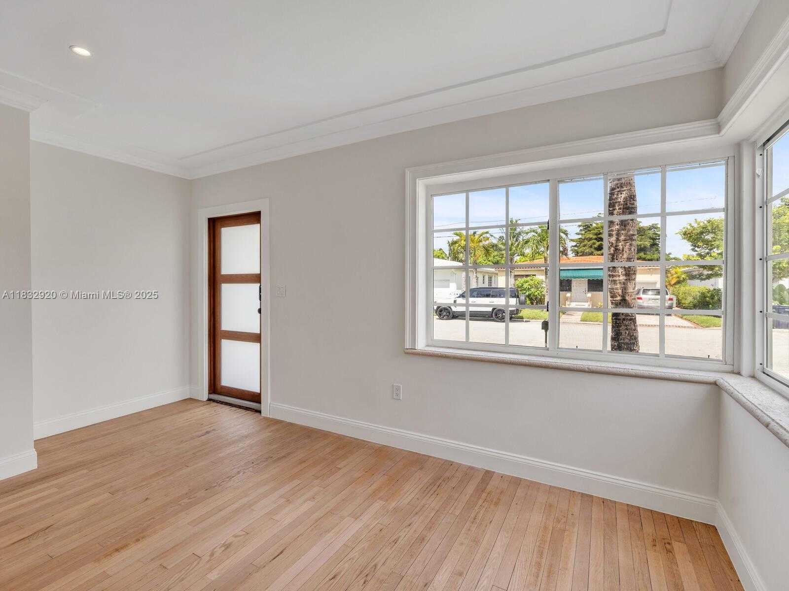 Small Image of 9033 CARLYLE AVE, Surfside Number 8