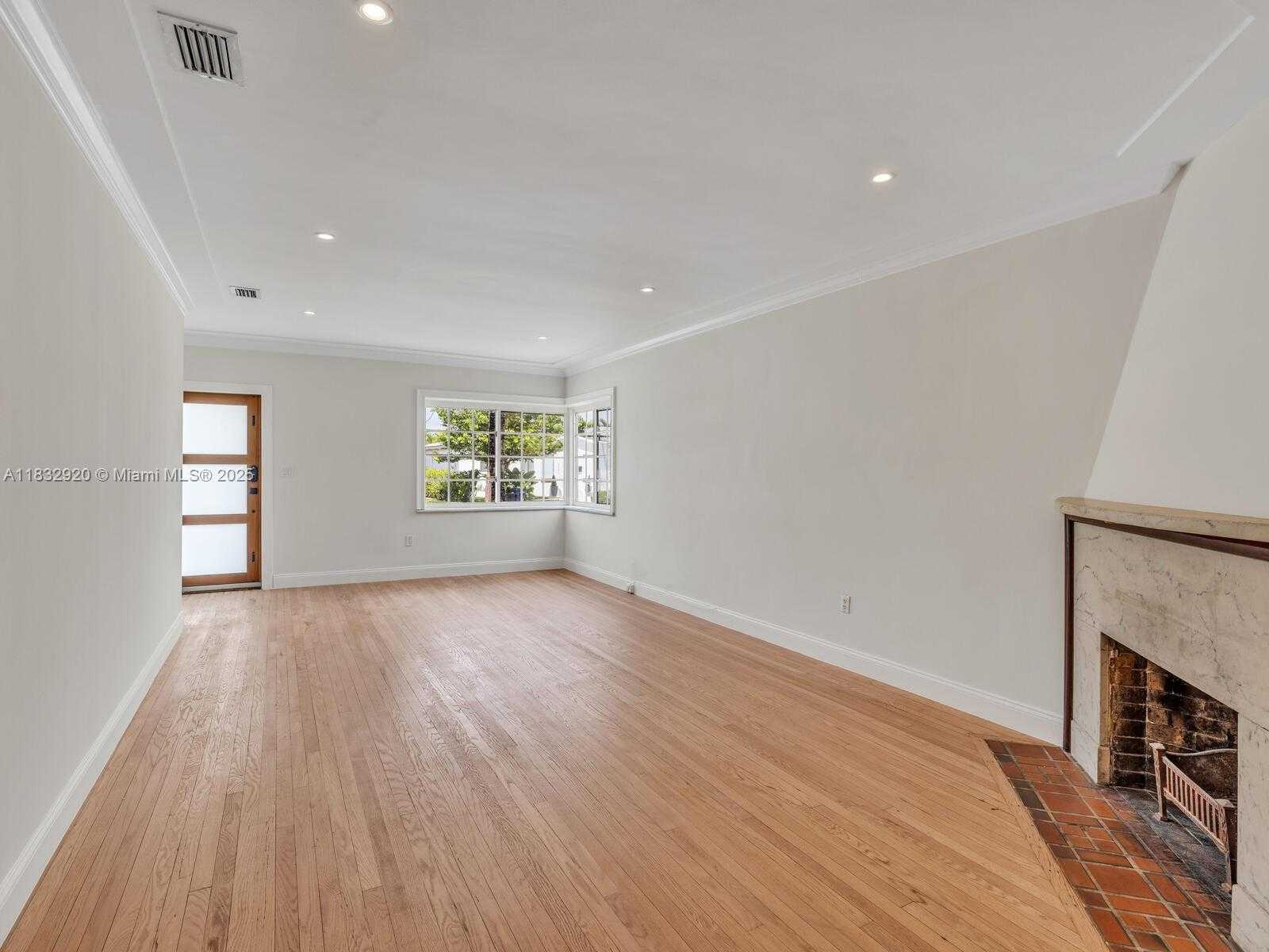Small Image of 9033 CARLYLE AVE, Surfside Number 9