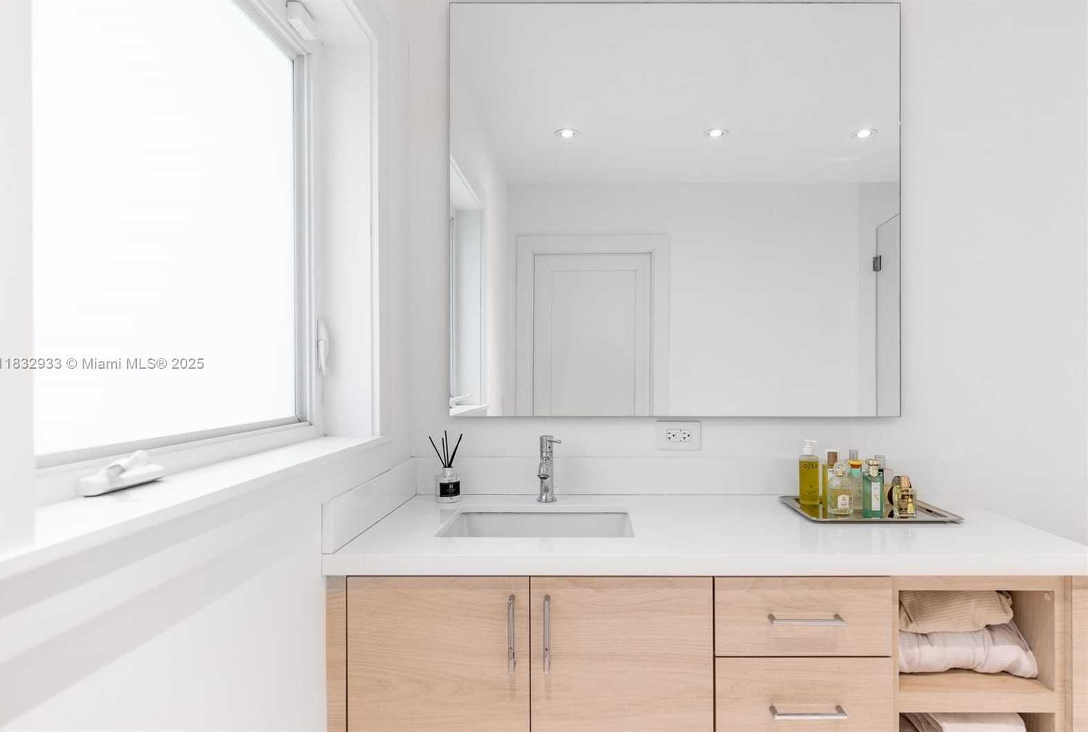 Small Image of 6915 BARQUERA ST, Coral Gables Number 8
