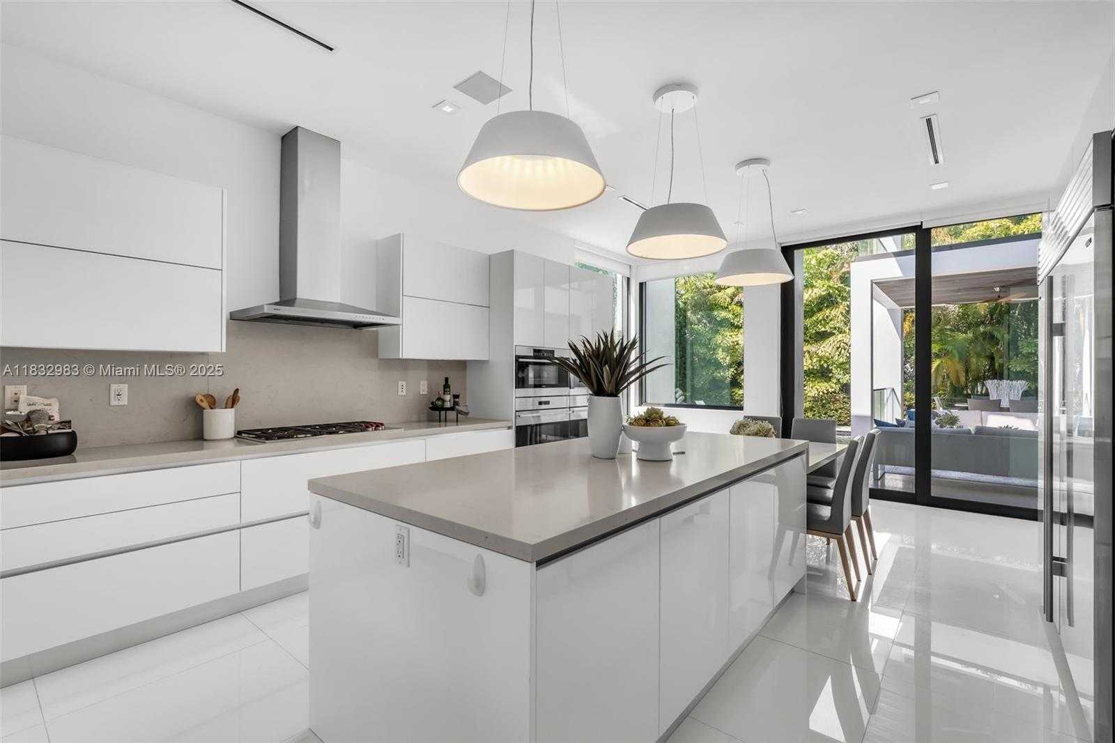 Small Image of 124 PARK DR, Bal Harbour Number 25