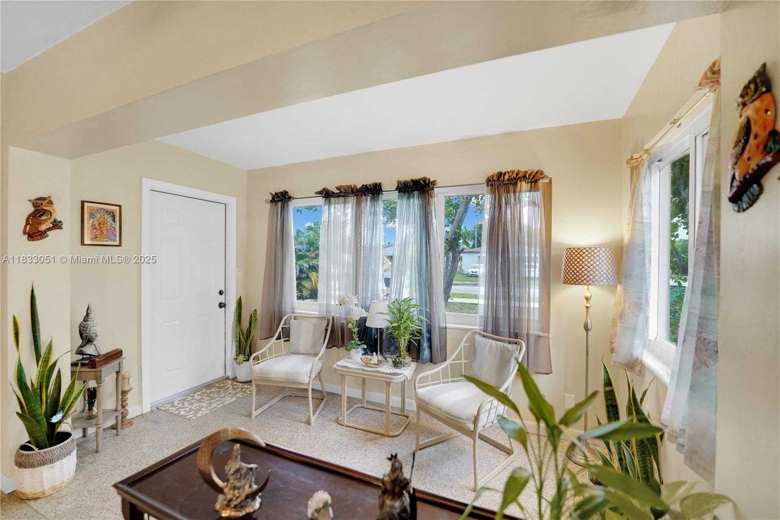 Small Image of 2447 HARDING ST, Hollywood Number 17