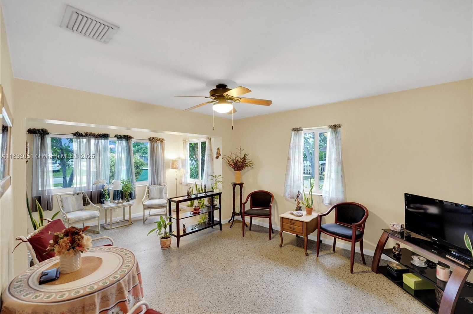 Small Image of 2447 HARDING ST, Hollywood Number 19