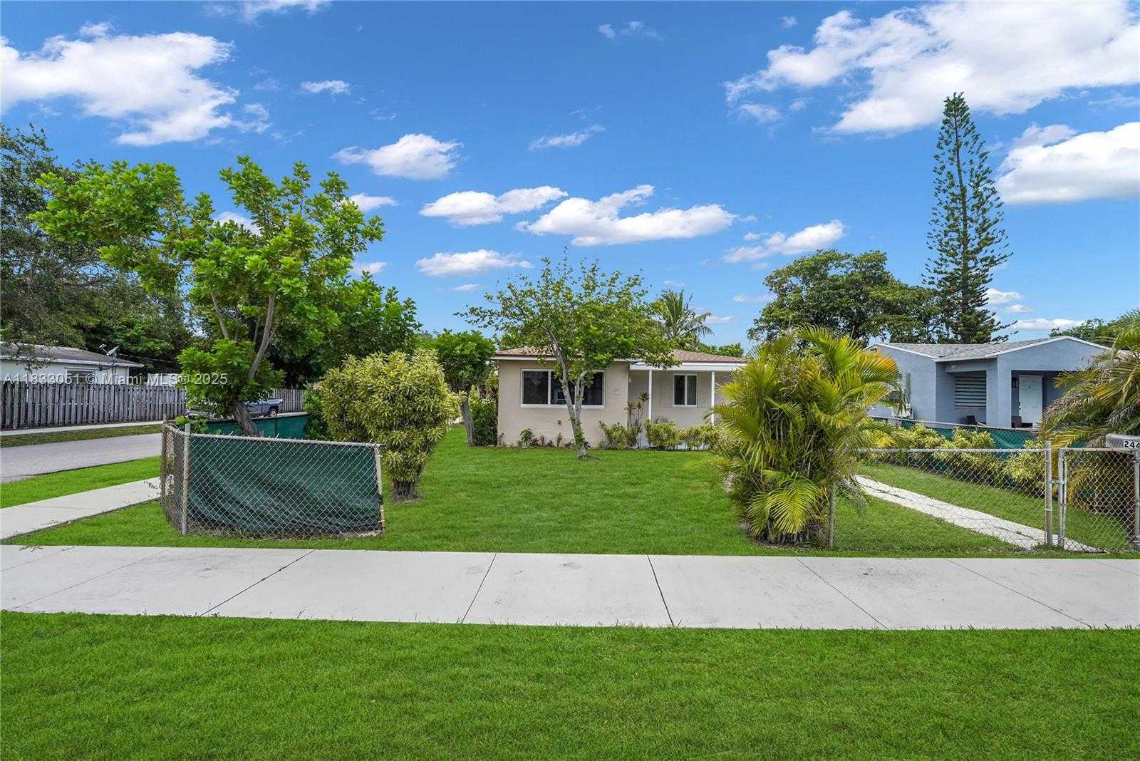 Small Image of 2447 HARDING ST, Hollywood Number 2