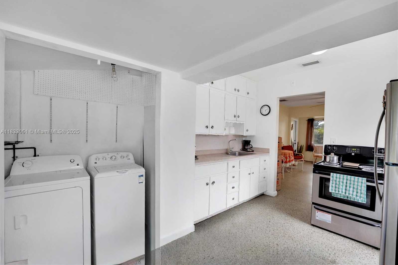 Small Image of 2447 HARDING ST, Hollywood Number 22