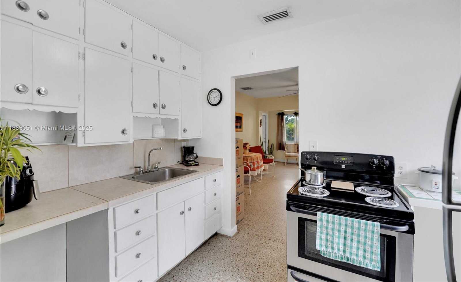 Small Image of 2447 HARDING ST, Hollywood Number 23