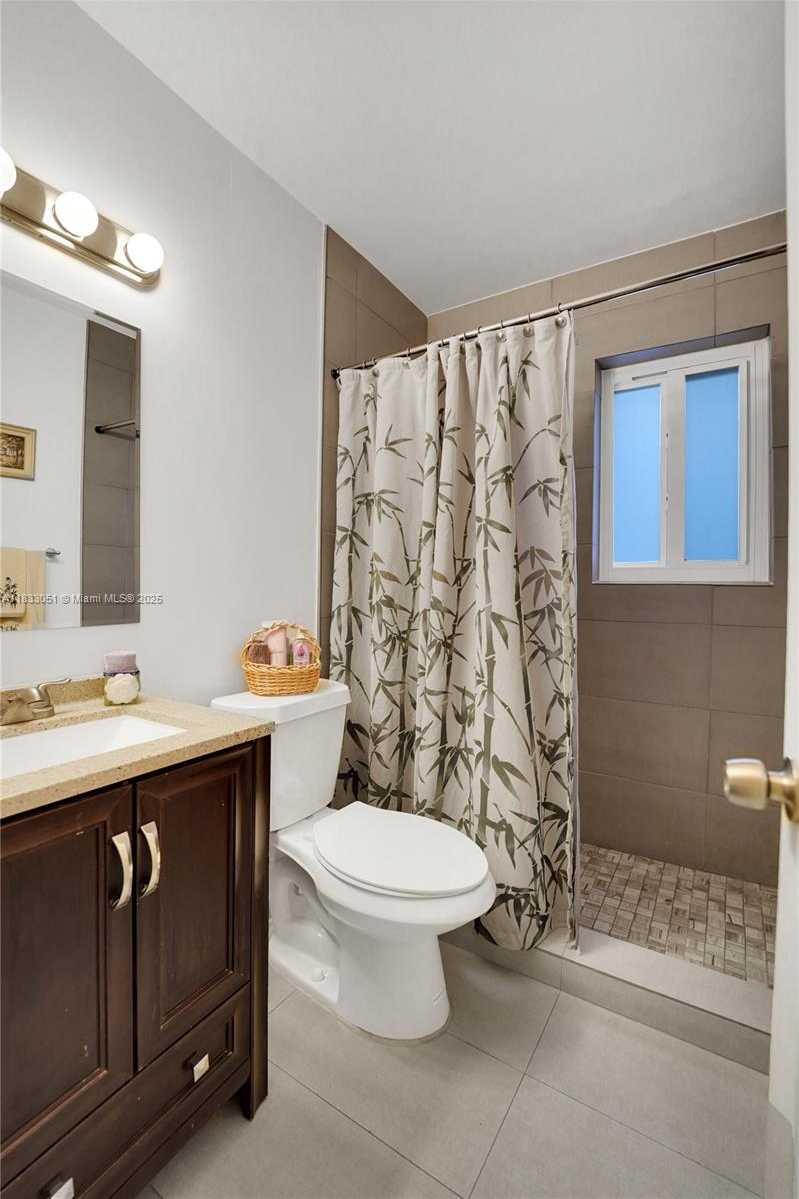 Small Image of 2447 HARDING ST, Hollywood Number 25