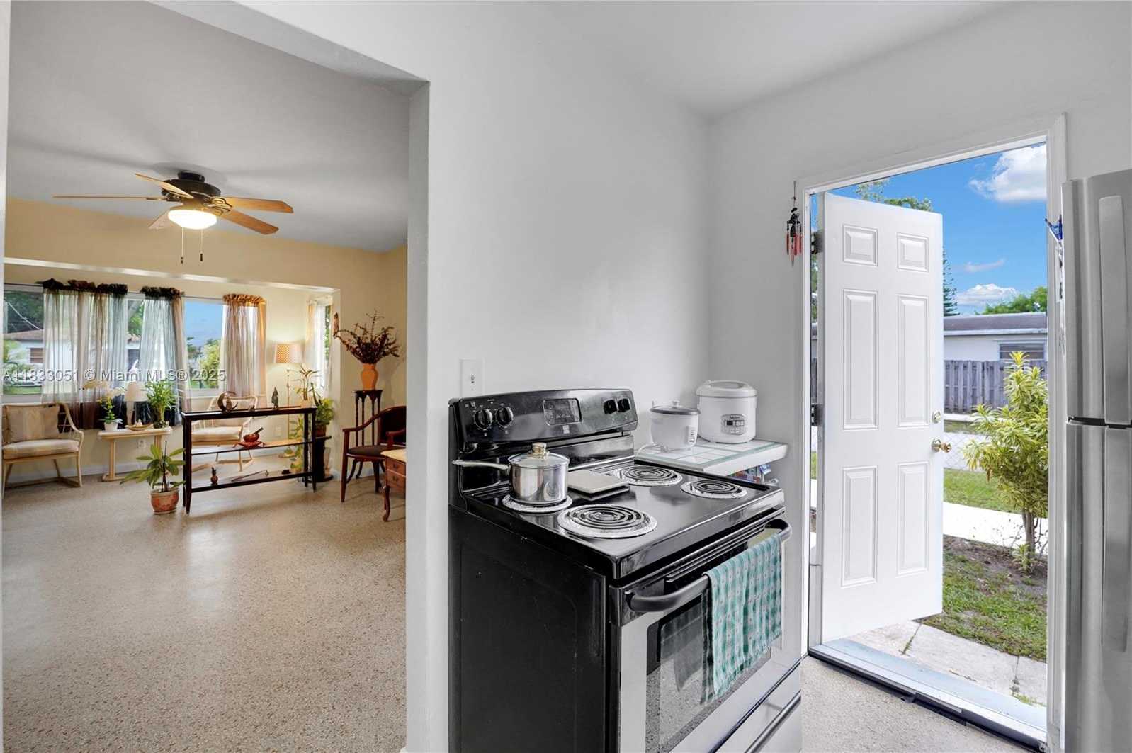 Small Image of 2447 HARDING ST, Hollywood Number 30