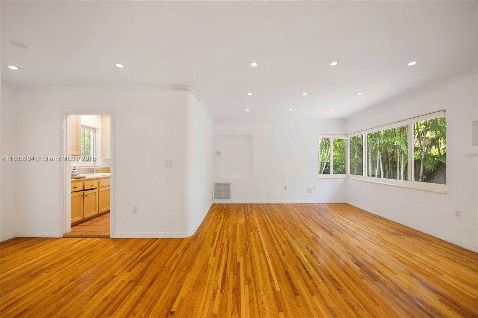 Small Image of 4050 LOQUAT AVE, Coconut Grove Number 17