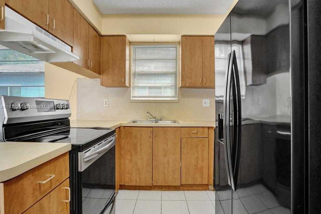 Small Image of 2444 RALEIGH ST, Hollywood Number 13