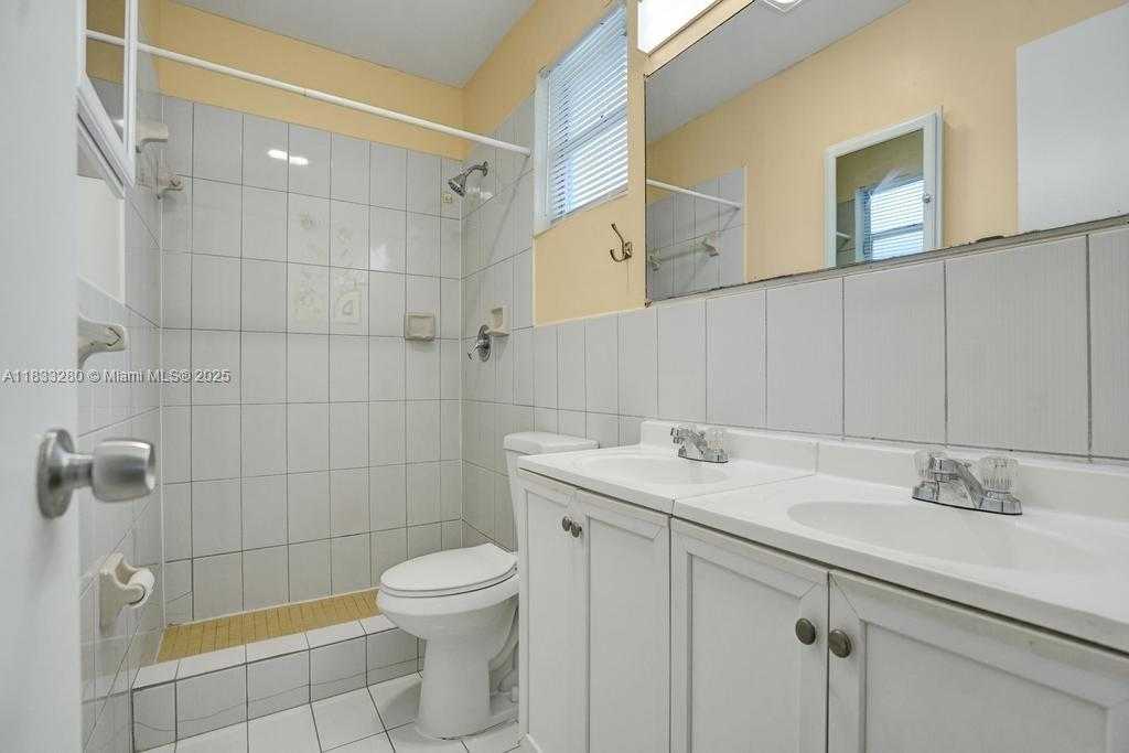 Small Image of 2444 RALEIGH ST, Hollywood Number 16