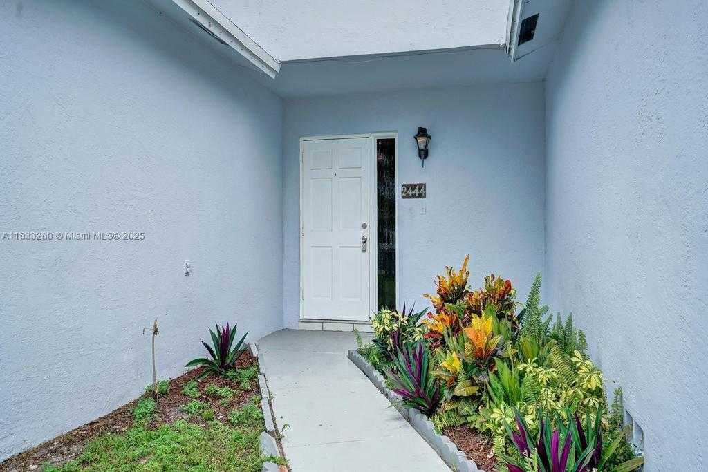 Small Image of 2444 RALEIGH ST, Hollywood Number 3