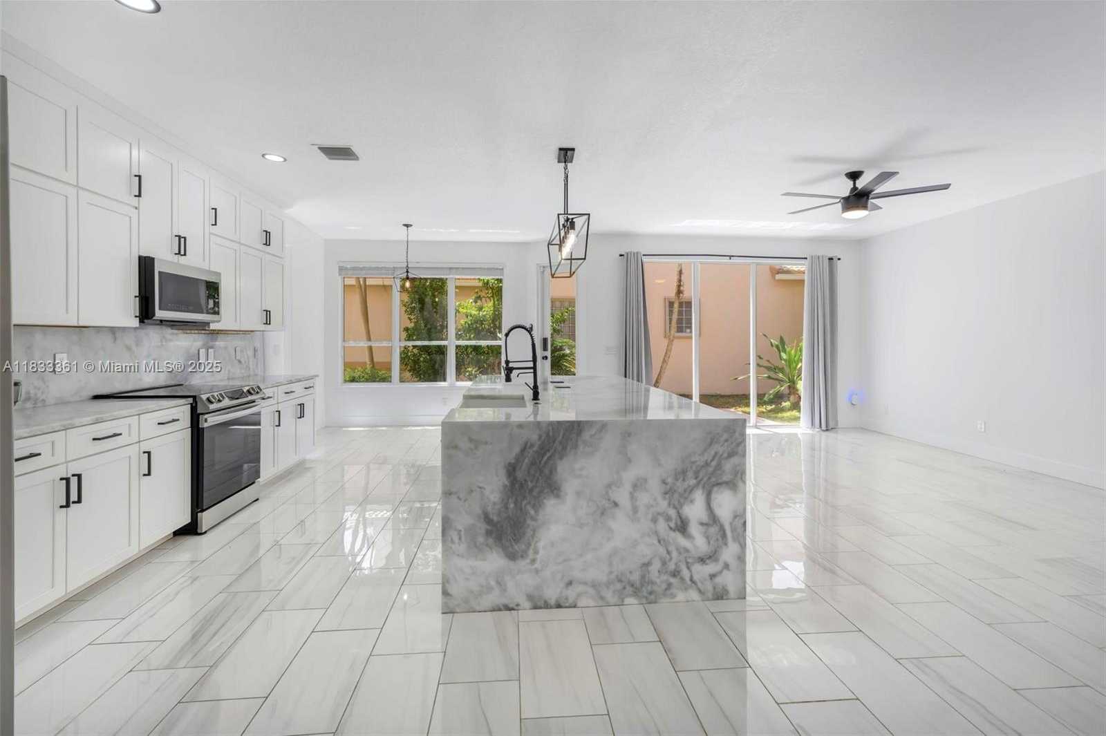Small Image of 5050 GREENWICH PRESERVE CT, Boynton Beach Number 2
