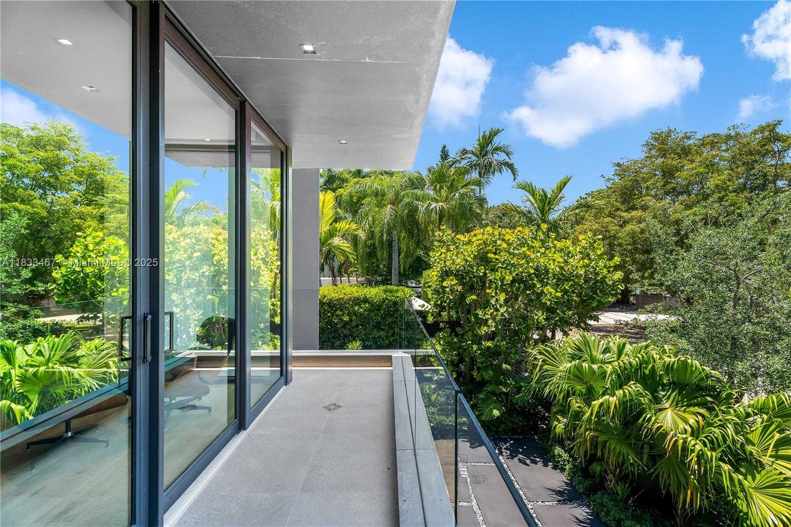 Small Image of 3910 BATTERSEA RD, Miami Number 10