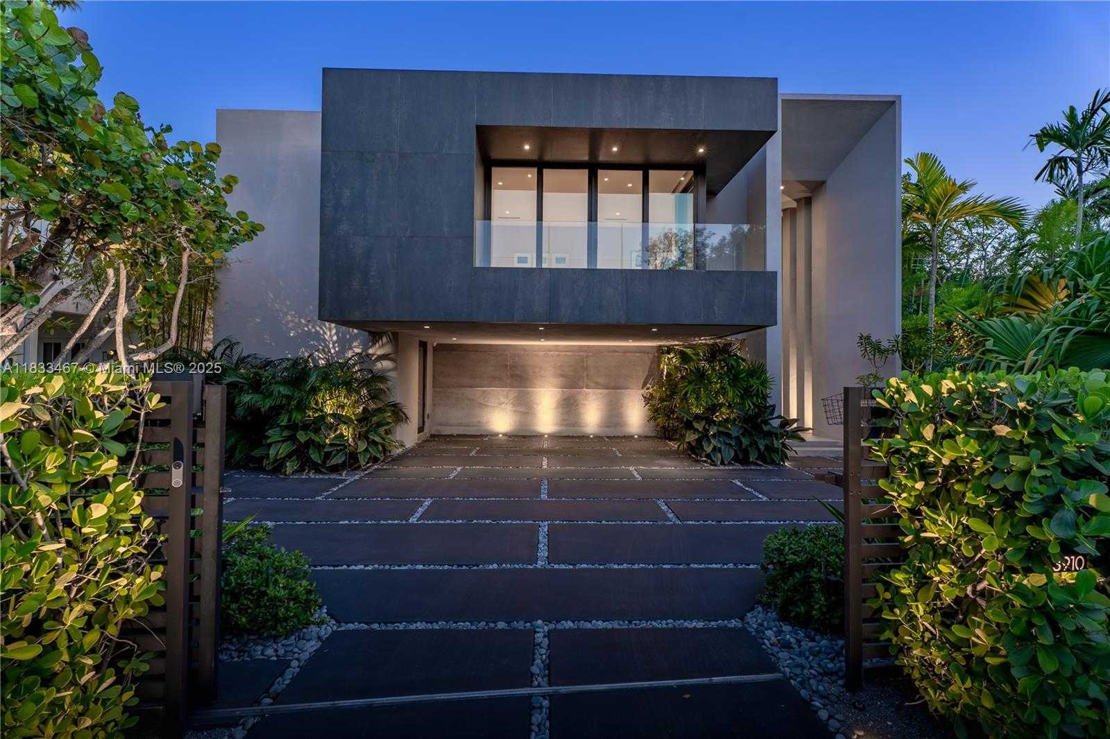 Small Image of 3910 BATTERSEA RD, Miami Number 2