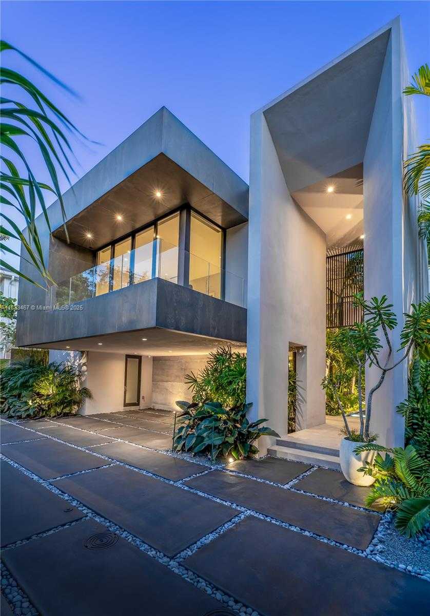 Small Image of 3910 BATTERSEA RD, Miami Number 3