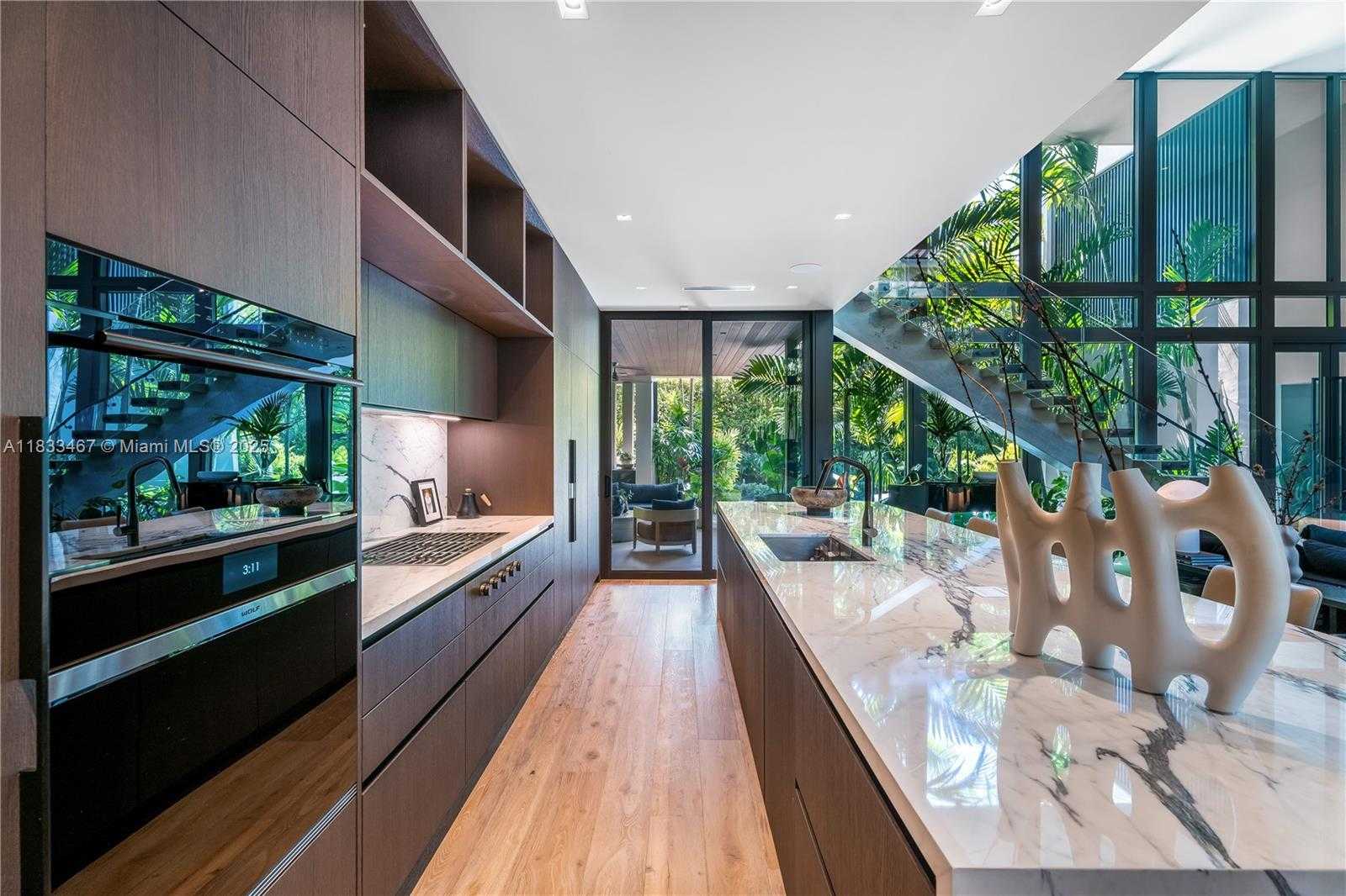 Small Image of 3910 BATTERSEA RD, Miami Number 35