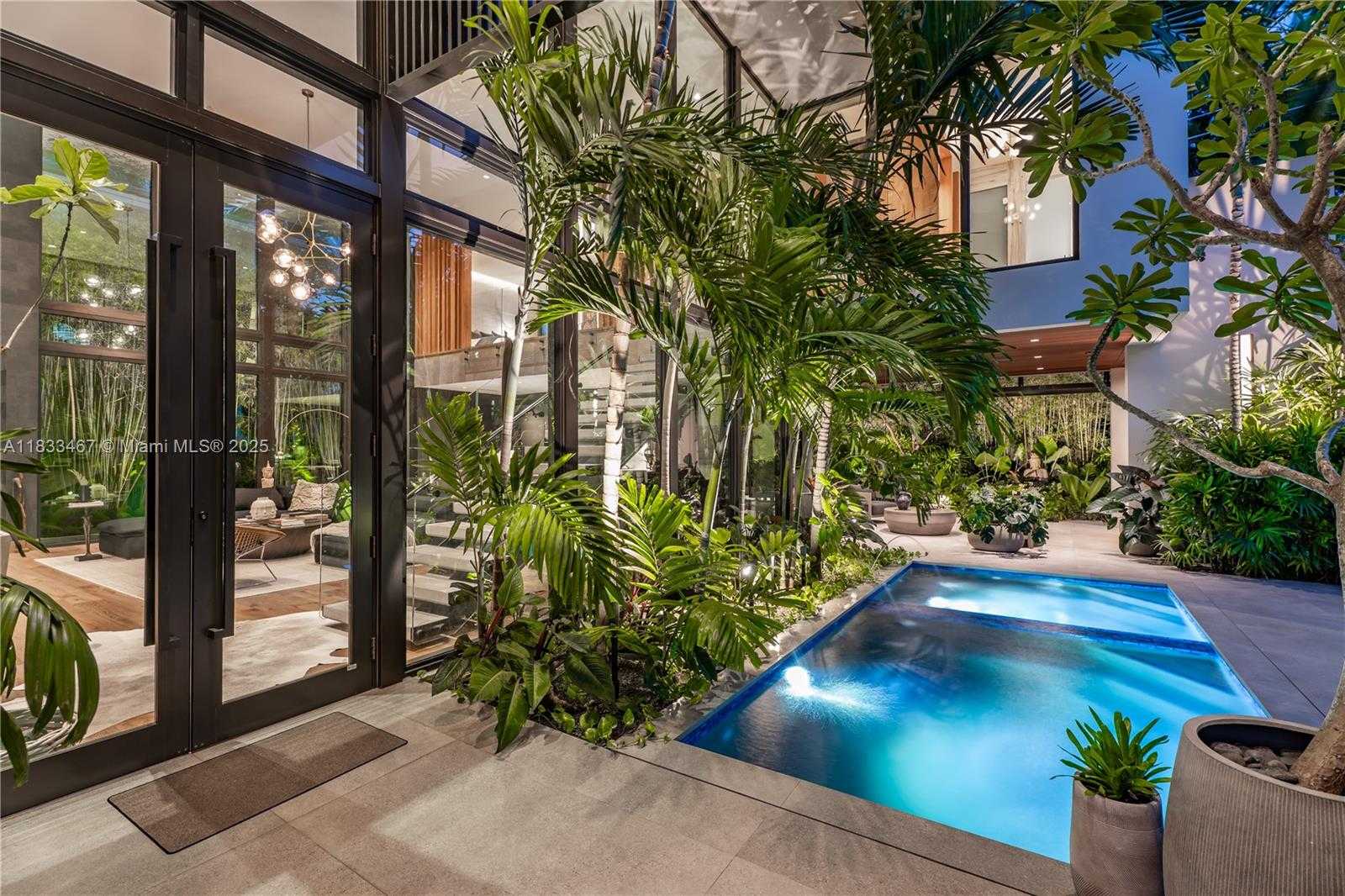 Small Image of 3910 BATTERSEA RD, Miami Number 4