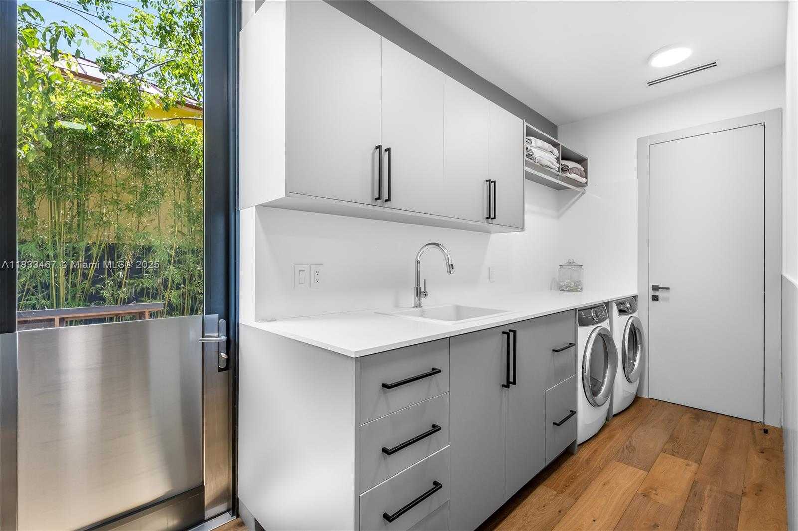 Small Image of 3910 BATTERSEA RD, Miami Number 41
