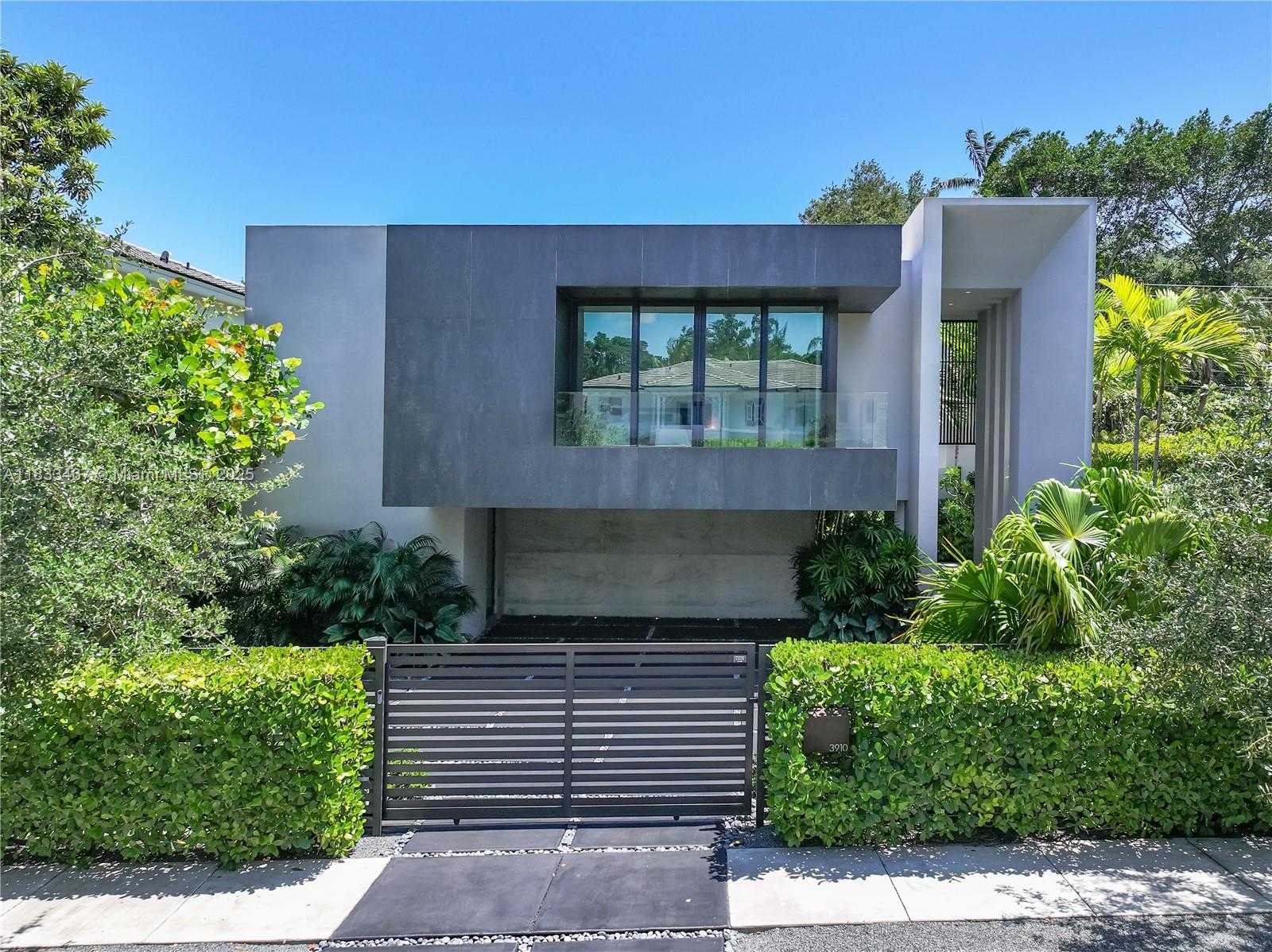 Small Image of 3910 BATTERSEA RD, Miami Number 6