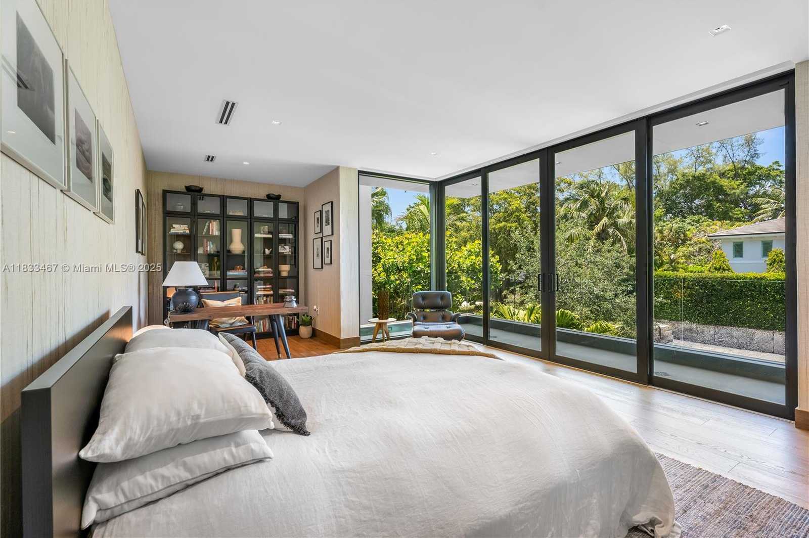 Small Image of 3910 BATTERSEA RD, Miami Number 8