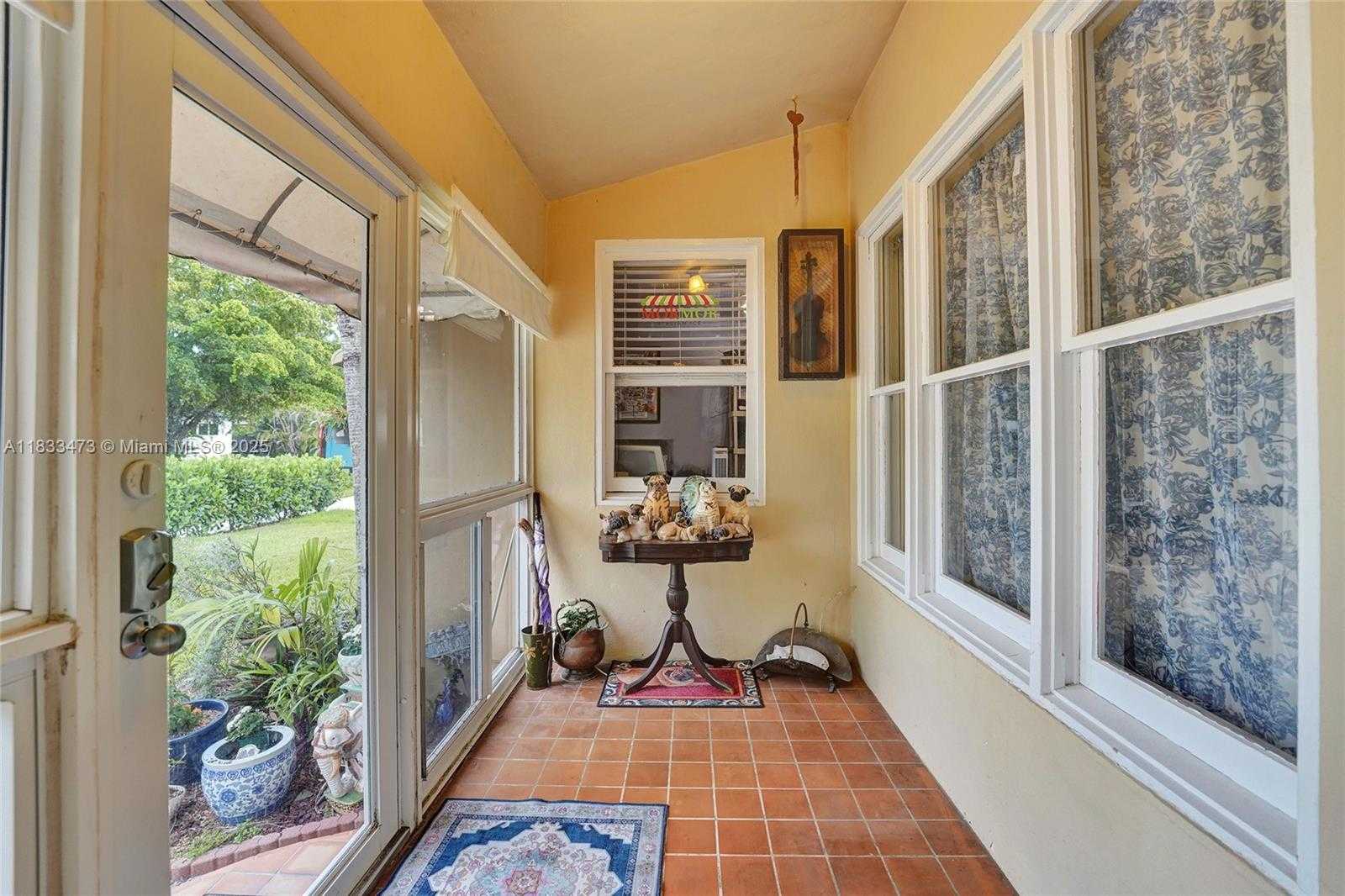 Small Image of 1340 JACKSON ST, Hollywood Number 5