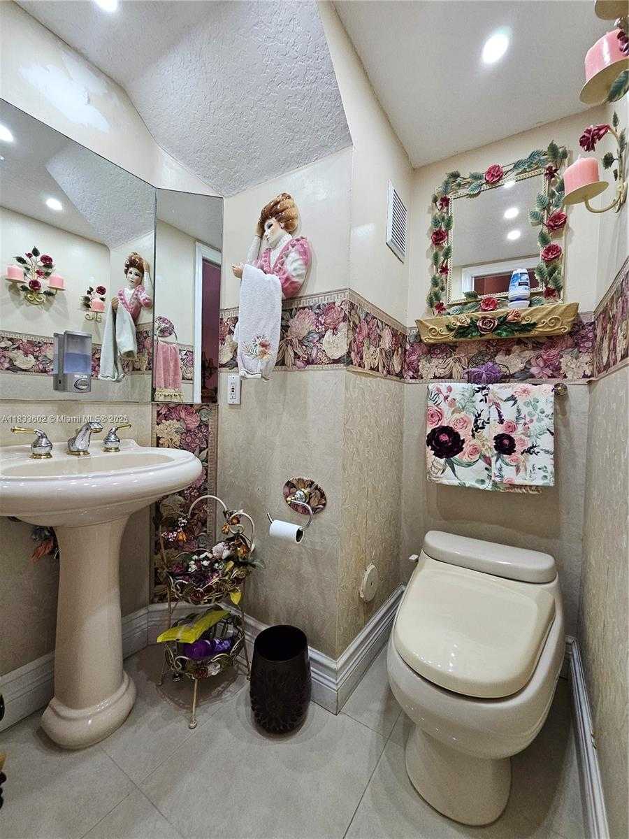 Small Image of 15126 NORTH WEST 90TH CT, Miami Lakes Number 19