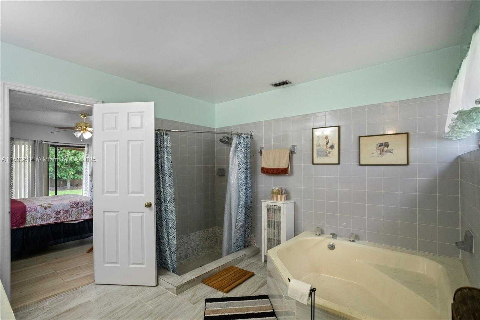 Small Image of 15824 COTSWOLD CT, Davie Number 13
