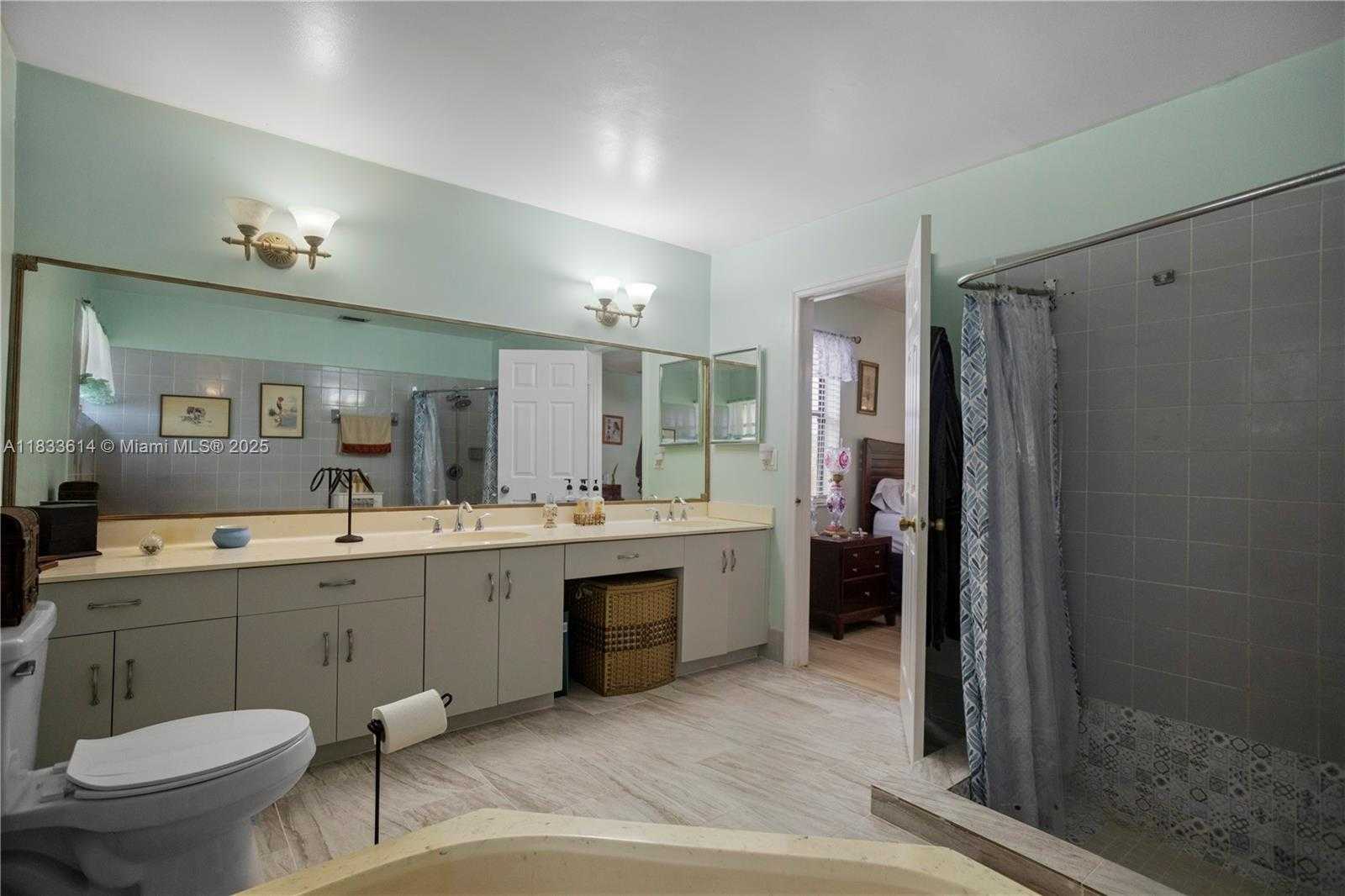 Small Image of 15824 COTSWOLD CT, Davie Number 14