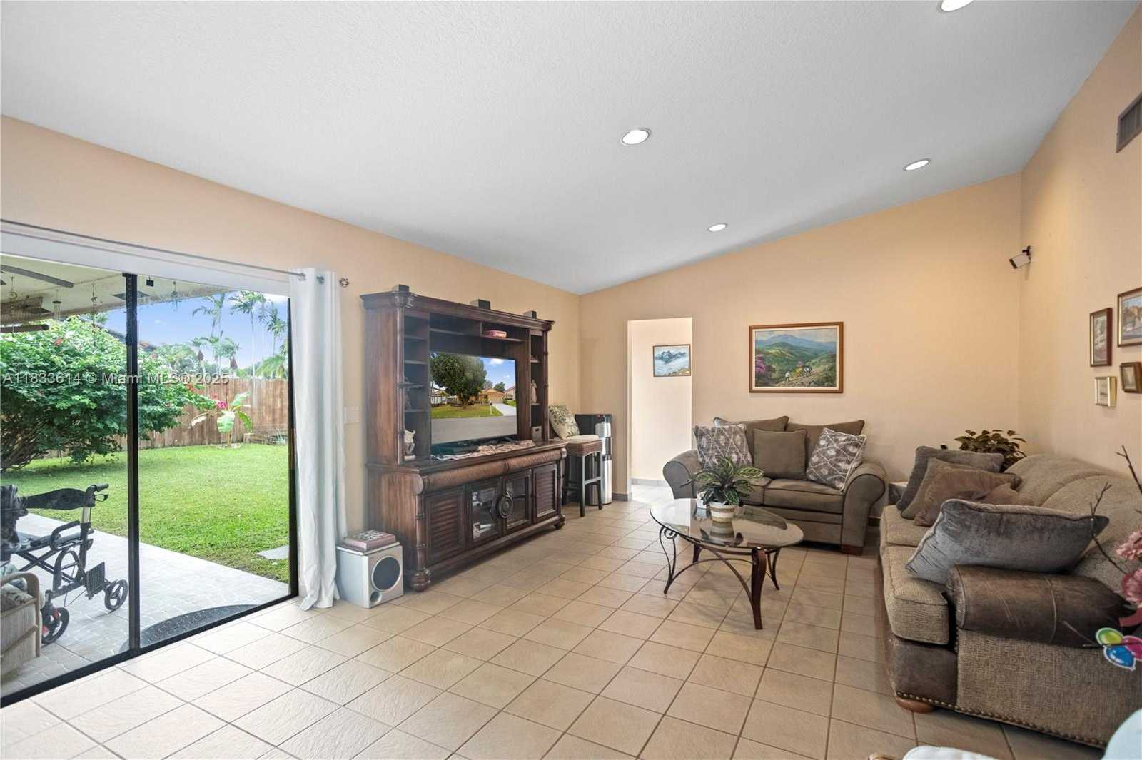 Small Image of 15824 COTSWOLD CT, Davie Number 19