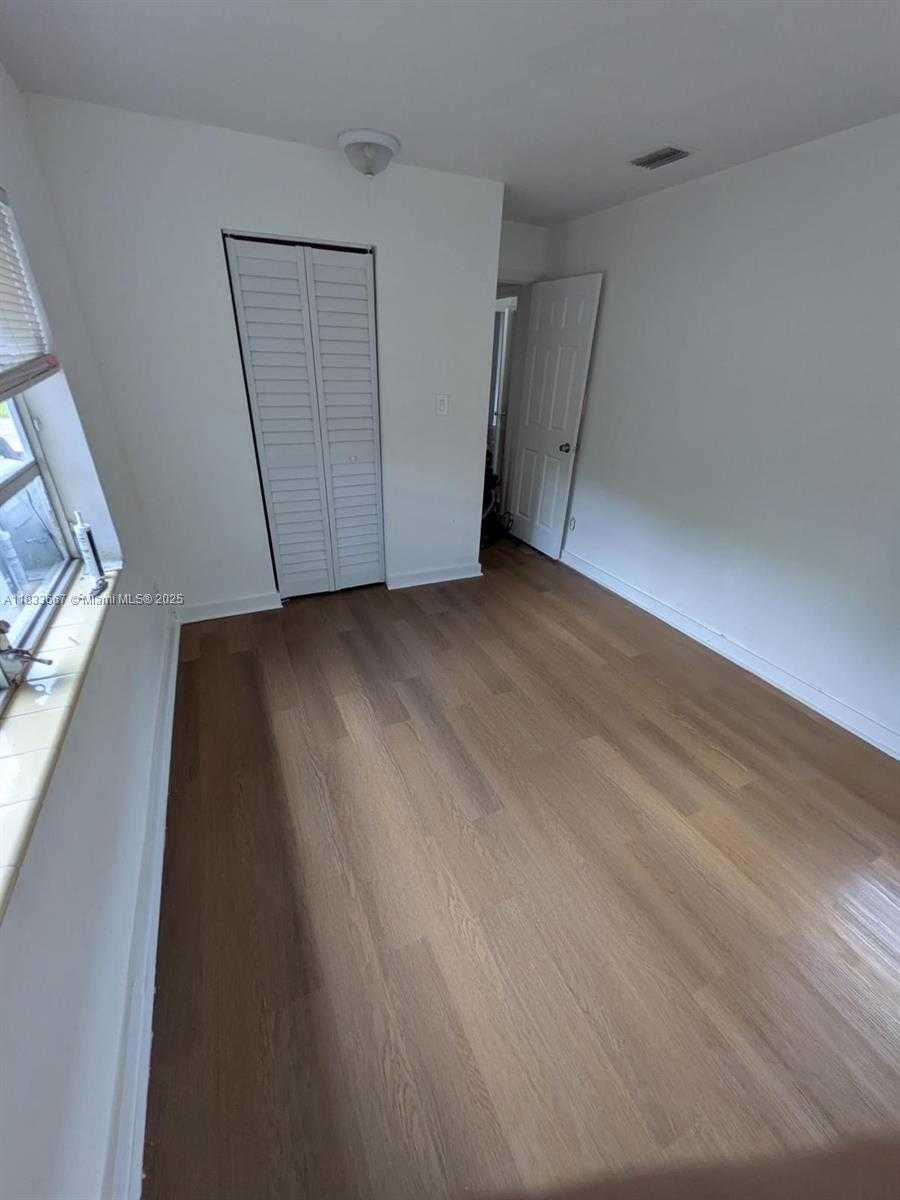 Small Image of 522 18TH ST, West Palm Beach Number 2