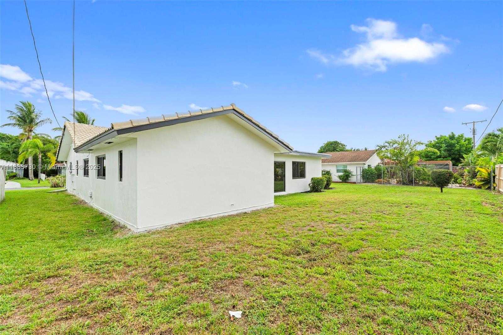 Small Image of 1340 SOUTH WEST 27TH PL, Boynton Beach Number 33