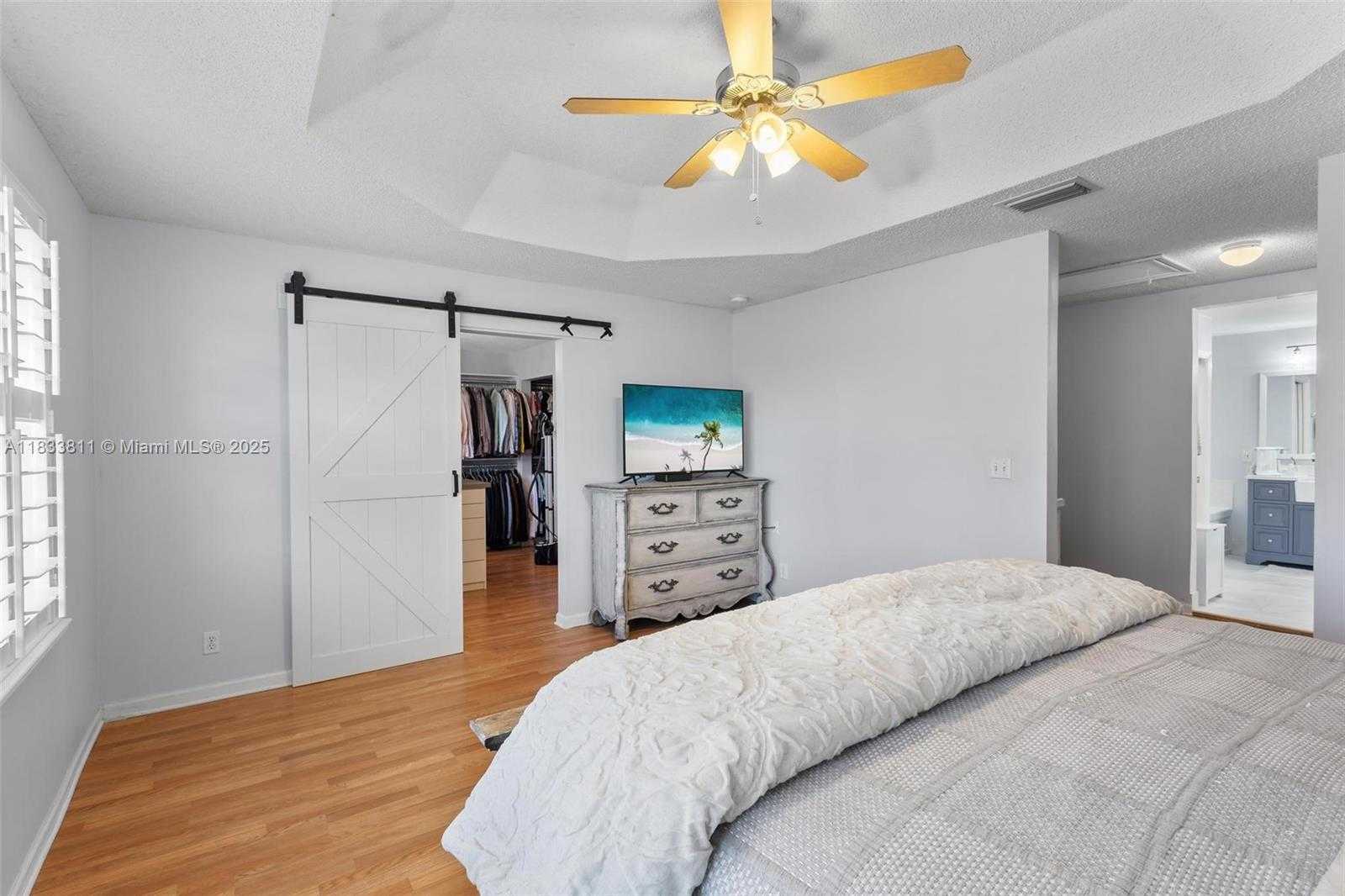 Small Image of Miramar Number 33