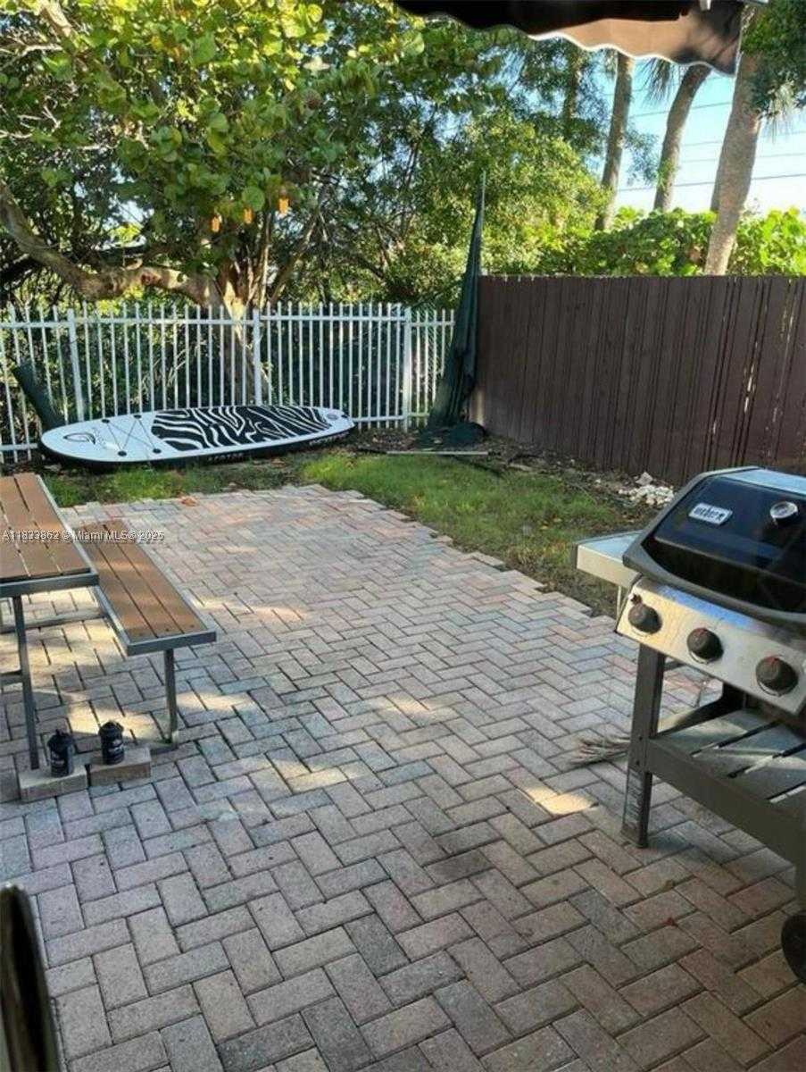Small Image of 1125 BUTTERNUT LN, Hollywood Number 15