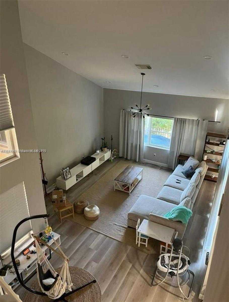 Small Image of 1125 BUTTERNUT LN, Hollywood Number 4