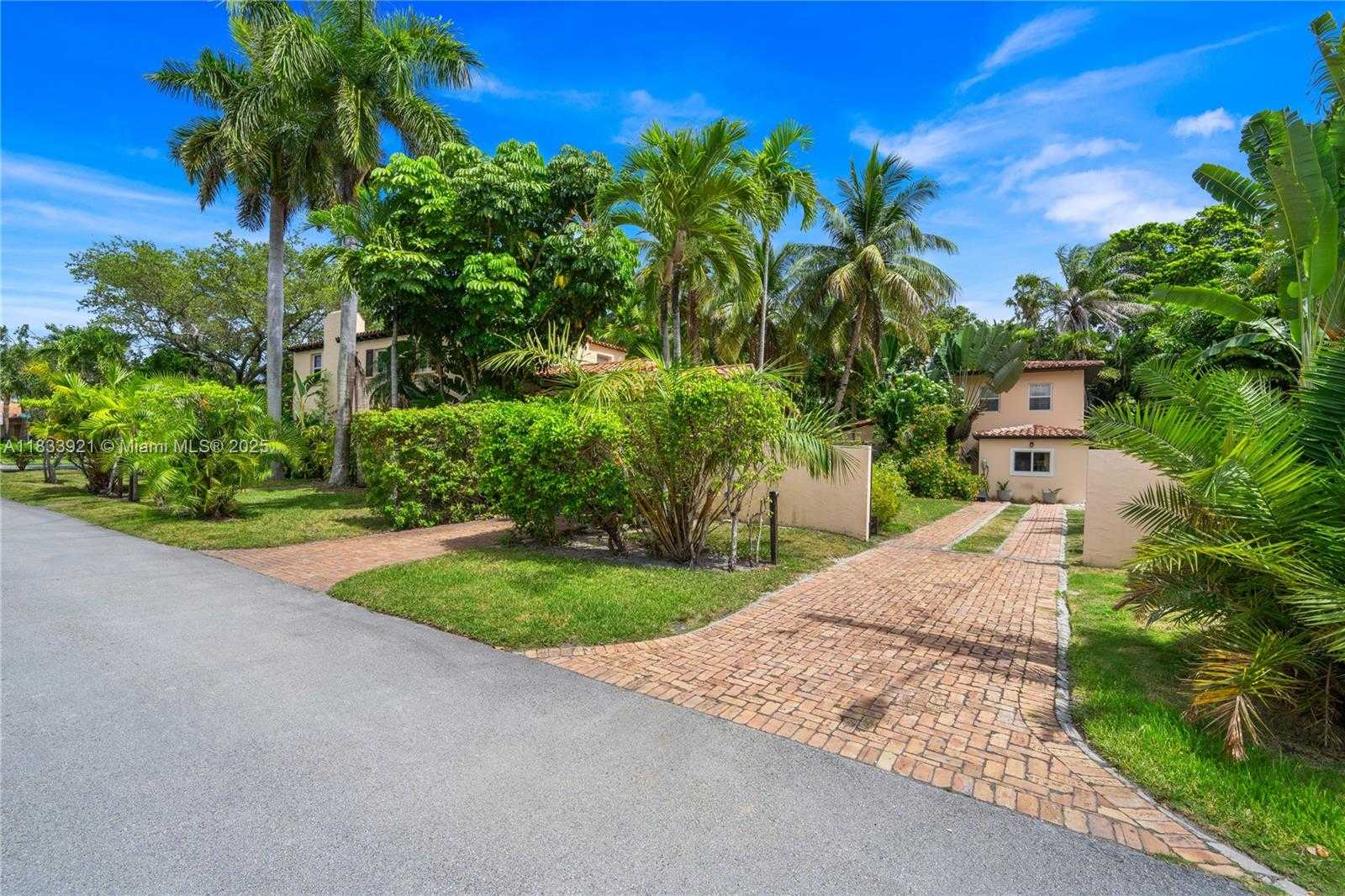 Small Image of 2880 FAIRGREEN DR, Miami Beach Number 11
