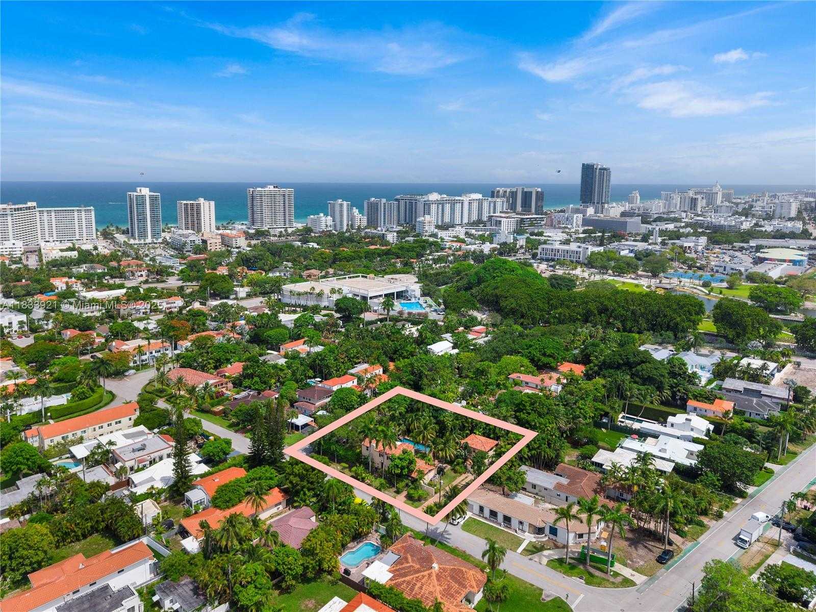 Small Image of 2880 FAIRGREEN DR, Miami Beach Number 2
