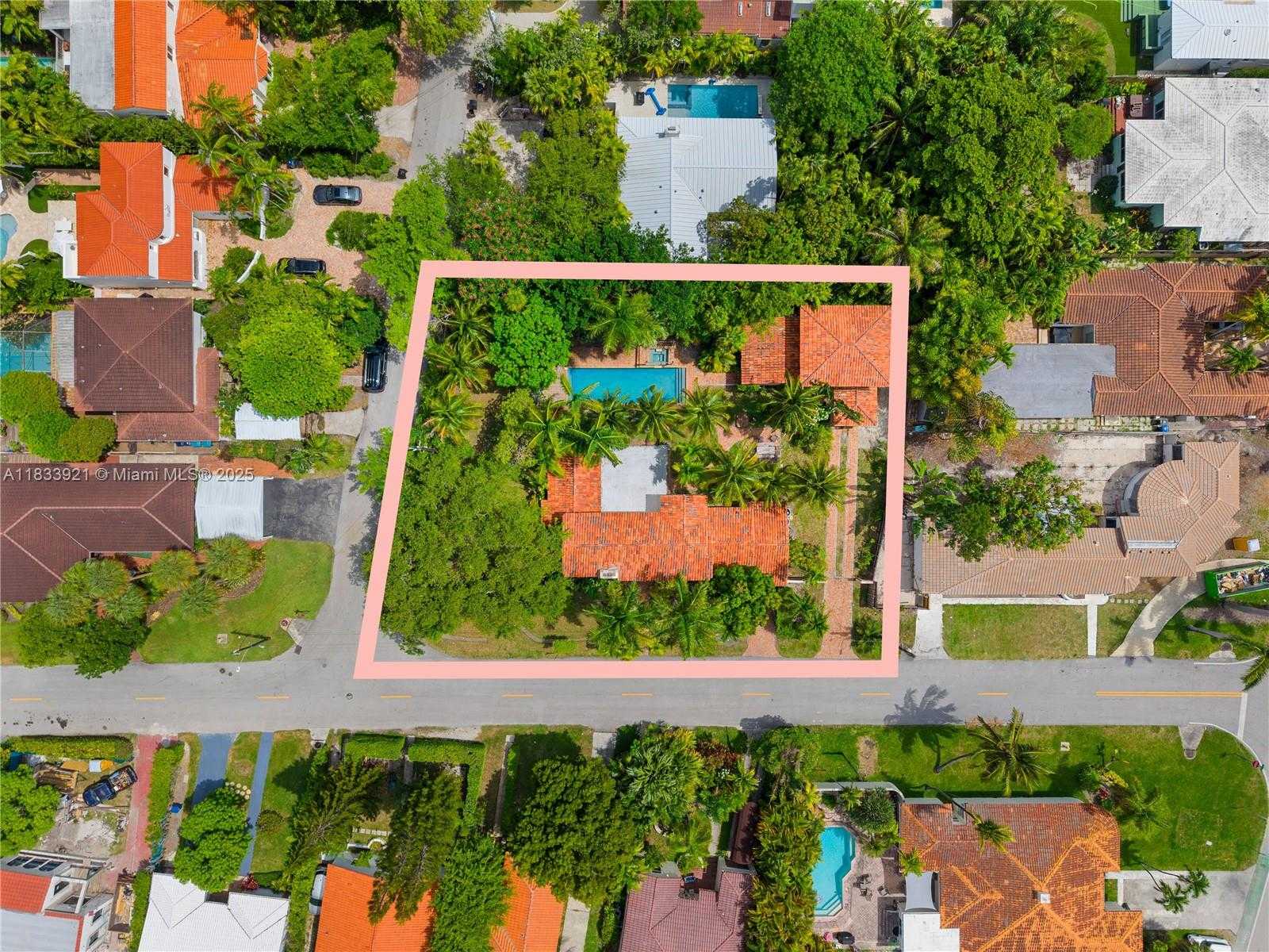 Small Image of 2880 FAIRGREEN DR, Miami Beach Number 3