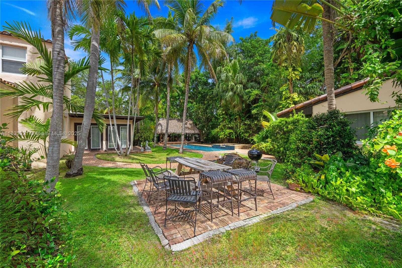 Small Image of 2880 FAIRGREEN DR, Miami Beach Number 5