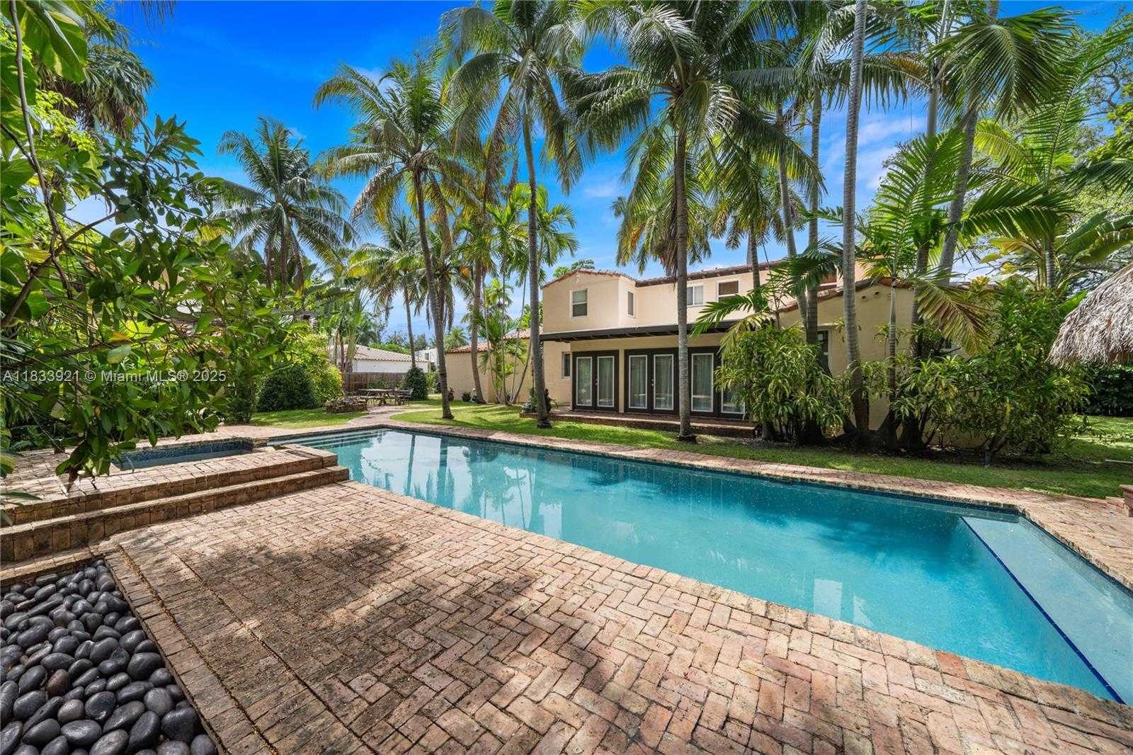 Small Image of 2880 FAIRGREEN DR, Miami Beach Number 8