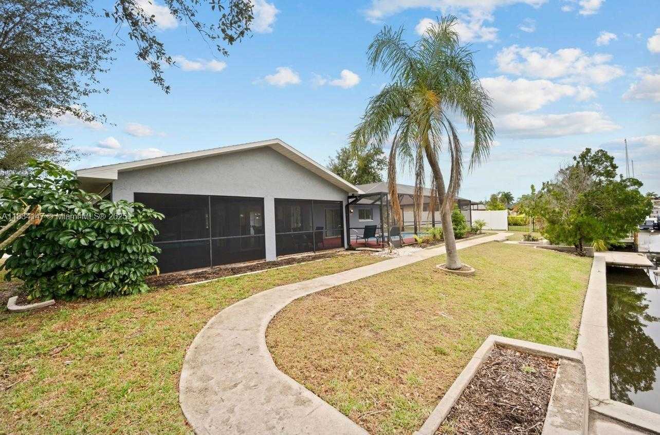 Small Image of 237 SANTA MONICA CT, Cape Coral Number 4