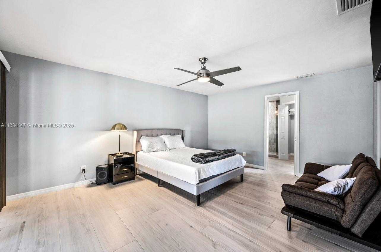Small Image of 237 SANTA MONICA CT, Cape Coral Number 7