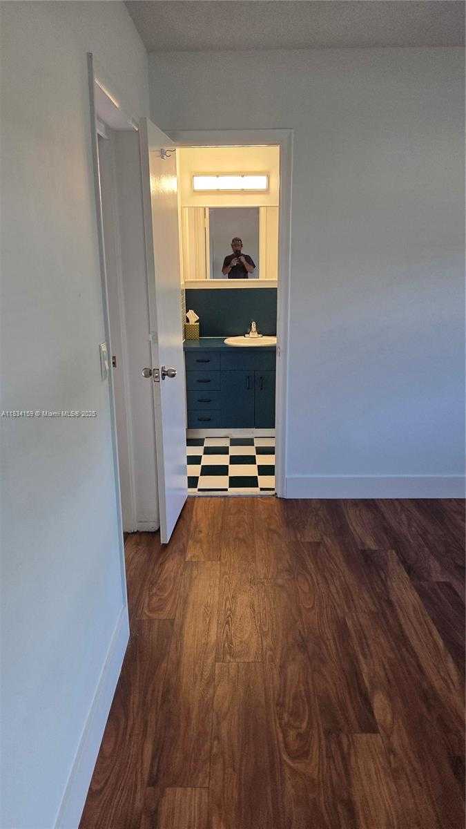 Small Image of 1245 CORAL LN, Hollywood Number 17